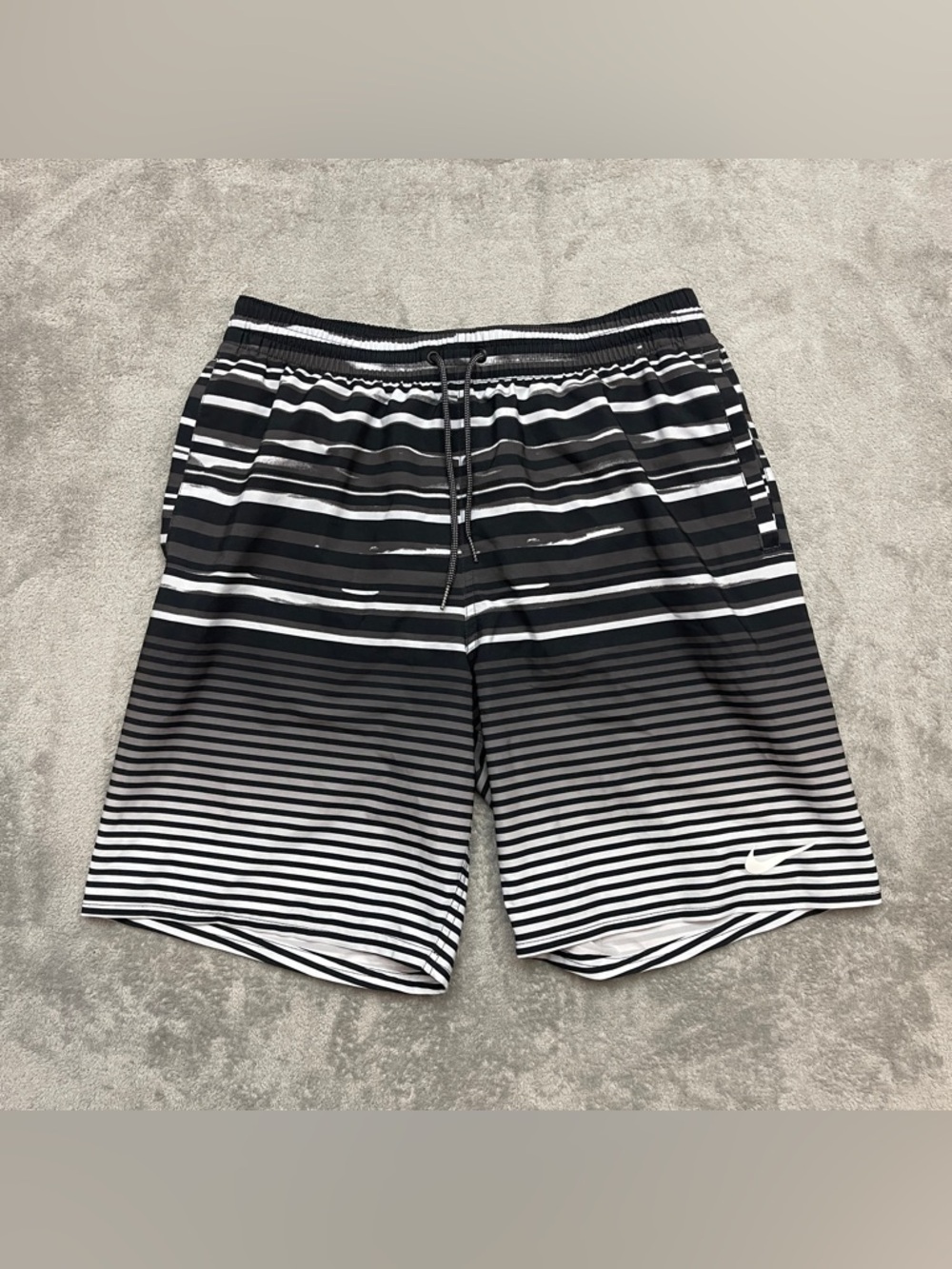 Nike Swim Trunks Men’s Medium Pockets Mesh Lining Drawstring 7” Inseam